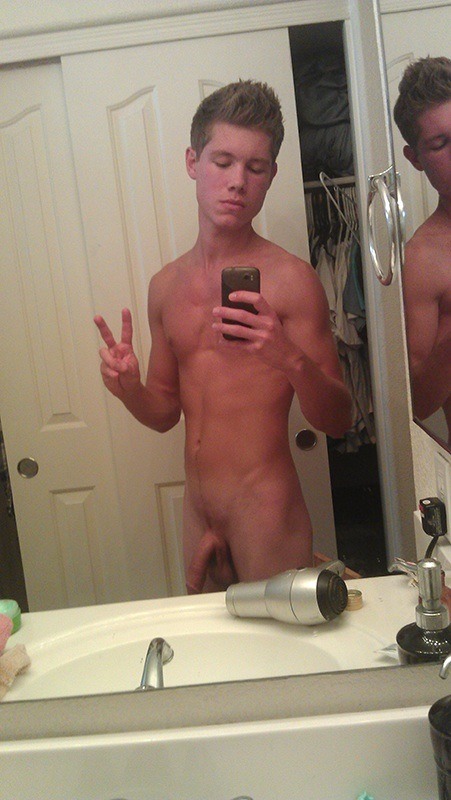 Nude TeenBoy Mirror Pic